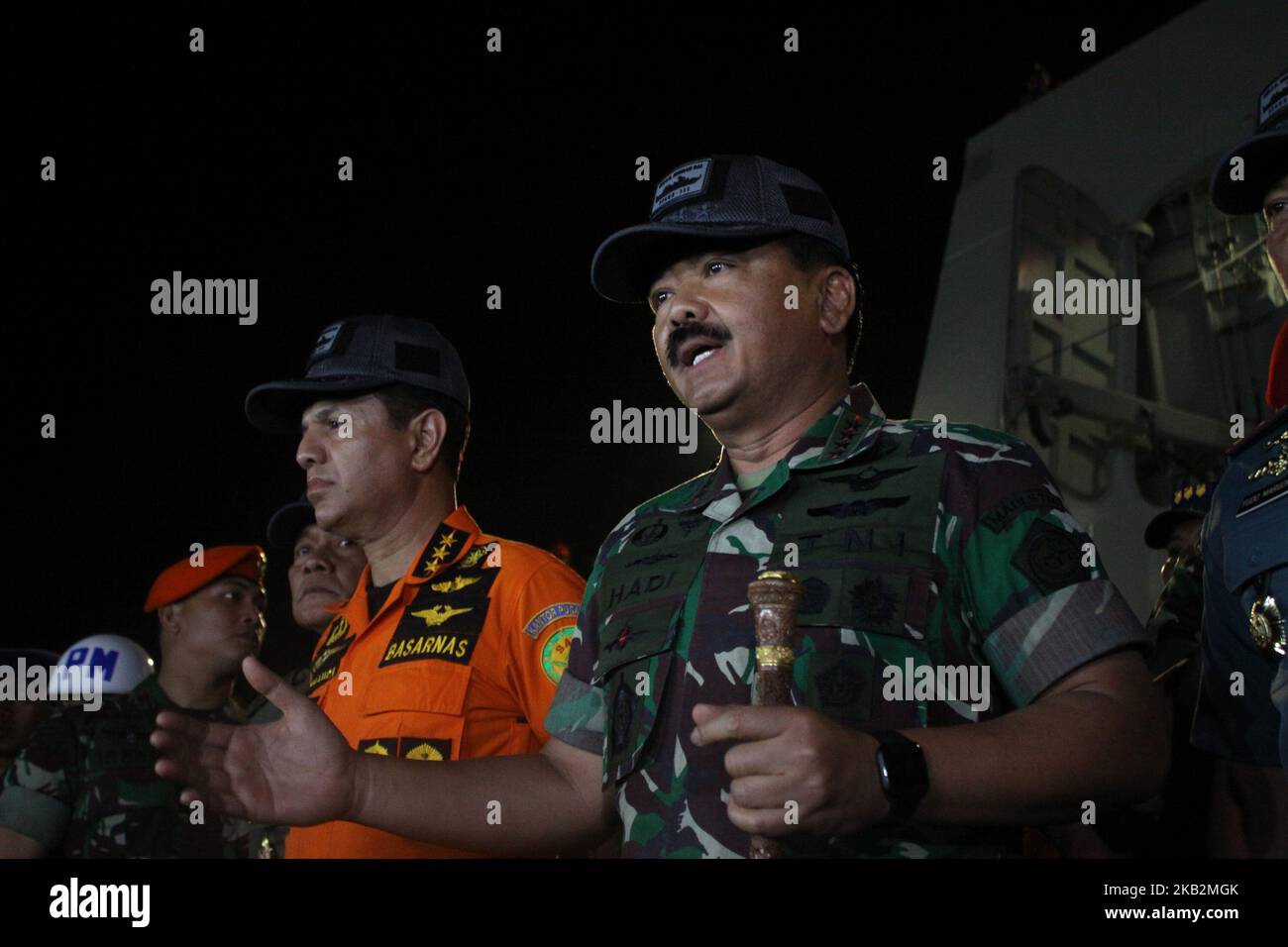Il comandante delle forze armate indonesiane, il maresciallo Hadi Tjahjanto (R) e il capo dell'Agenzia nazionale della RAS, il vice maresciallo Syaugi (L), alla conferenza stampa relativa all'operazione della RAS di un aereo Lion Air schiantato a Karawang Bay, il 31 ottobre 2018. Il comandante delle forze armate indonesiane, il maresciallo Hadi Tjahjanto e , ha dichiarato che la nave di ricerca Baruna Jaya è riuscita a trovare detriti e a rilevare un localizzatore di ping che presumibilmente appartiene all'aereo Lion Air JT-610 che è caduto nella baia di Karawang il 29 ottobre, minuti dopo il decollo da Giacarta. (Foto di Aditya Irawan/NurPhoto) Foto Stock