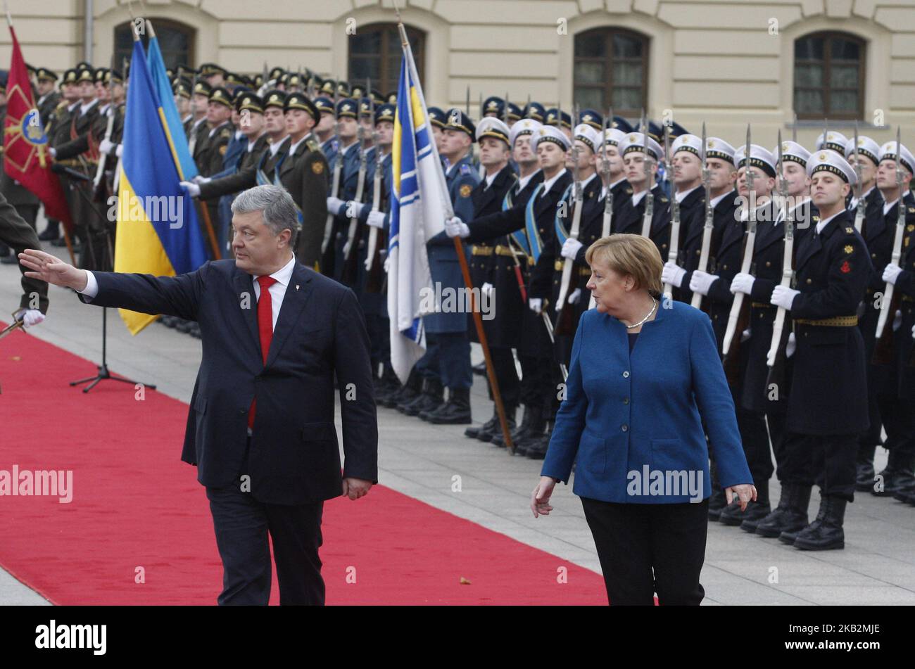 La cancelliera tedesca Angela Merkel (R) e il presidente ucraino Petro Poroshenko (L) riesaminano la guardia d'onore in una cerimonia di benvenuto a Kiev (Ucraina), 1 novembre 2018. Angela Merkel è in visita in Ucraina su invito del Presidente ucraino, per discutere della situazione nel Donbass e nella Crimea, delle questioni relative al rafforzamento della cooperazione commerciale ed economica ed agli investimenti tra Ucraina e Germania, nonché per discutere dell'integrazione europea ed euro-atlantica dell'Ucraina. (Foto di NurPhoto) Foto Stock