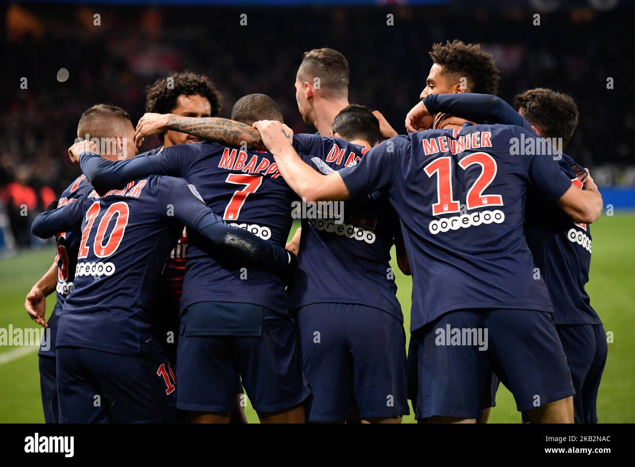Killian Mbappe #7 e Neymar Jr #10 e la squadra Paris Saint Germain (PSG) festeggiano il 2nd° gol durante la partita francese Ligue 1 tra Paris Saint-Germain (PSG) e Lille (LOSC) allo stadio Parc des Princes il 2 novembre 2018 a Parigi, Francia. (Foto di Julien Mattia/NurPhoto) Foto Stock
