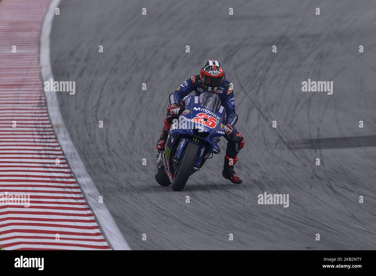 Il pilota spagnolo Maverick Vinales Yamaha MotoGP di Movistar alimenta la moto durante la sessione di prove libere 4 del Gran Premio della Moto Malese al circuito Internazionale di Sepang, in Malesia, il 3 novembre 2018. (Foto di Zahim Mohd/NurPhoto) Foto Stock