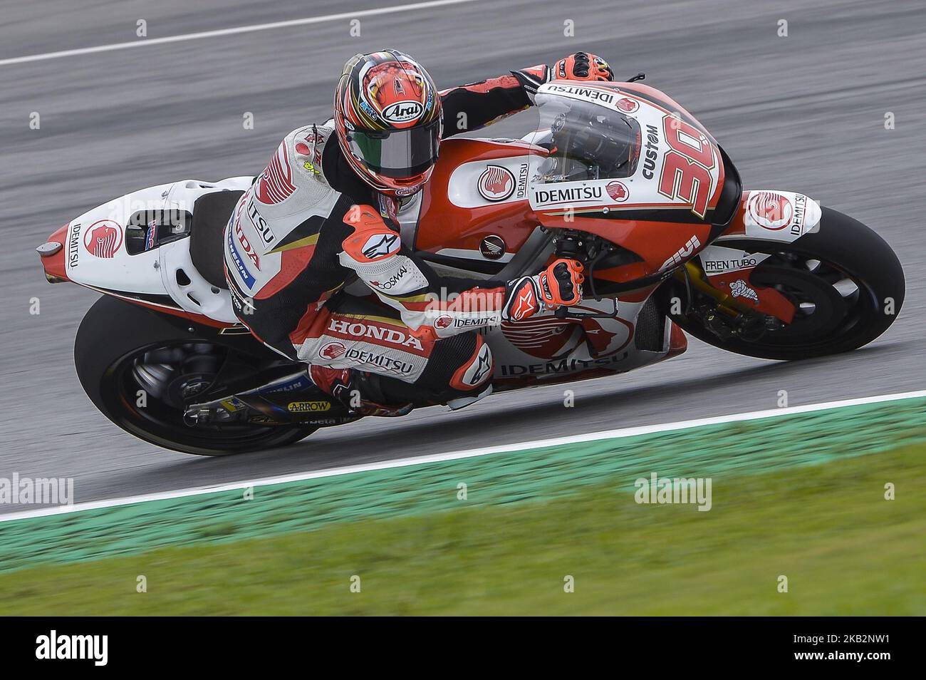 Il pilota giapponese Takaaki Nakagami della LCR Honda IDEMITSU MotoGP alimenta la moto durante la sessione di prove libere 3 del Gran Premio della Moto Malese al circuito Internazionale di Sepang, in Malesia, il 3 novembre 2018. (Foto di Zahim Mohd/NurPhoto) Foto Stock