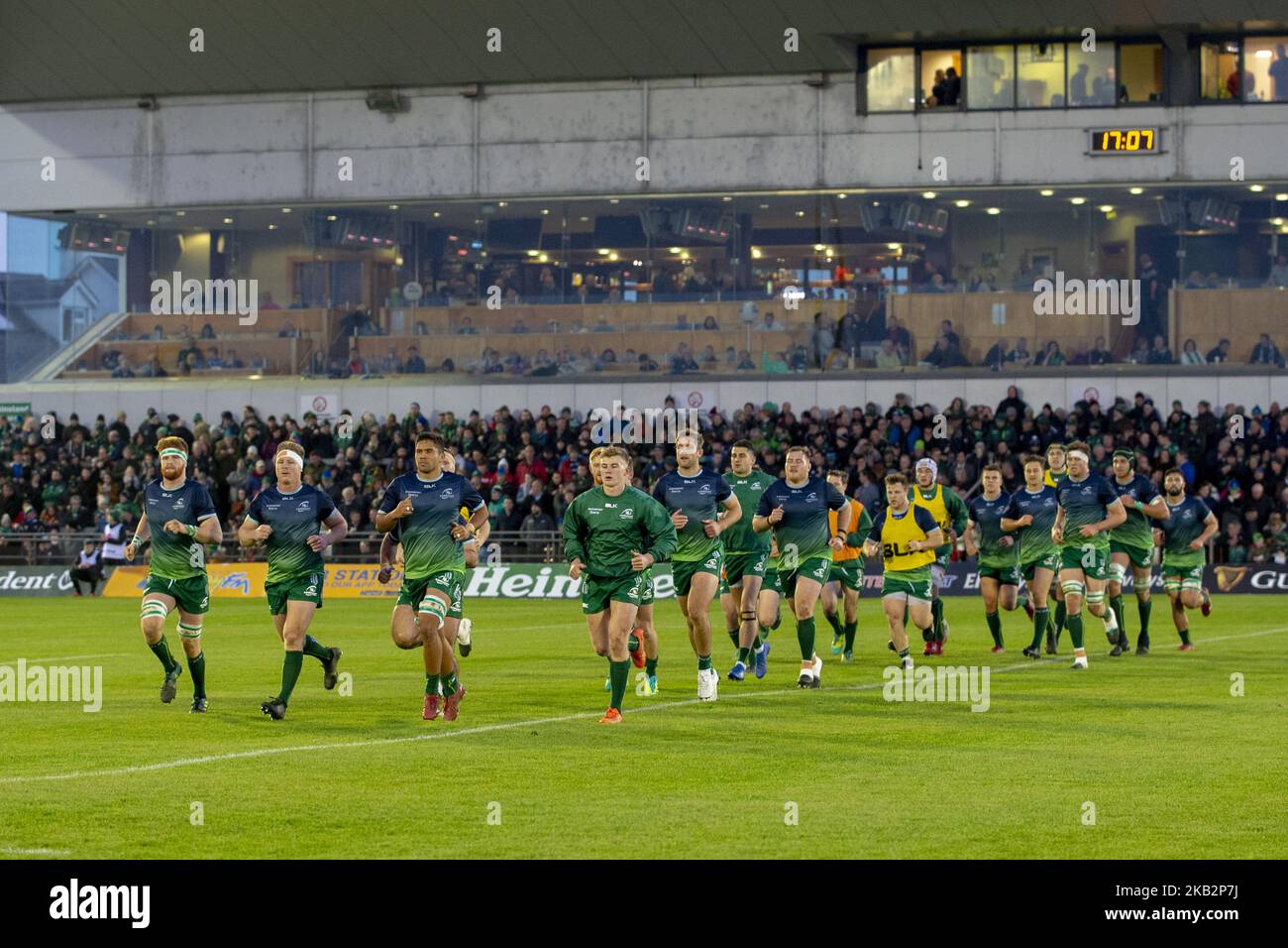 I giocatori di Connacht hanno mostrato la foto prima della partita Guinness PRO14 tra Connacht Rugby e Dragons allo Sportsground di Galway, Irlanda il 3 novembre 2018 (Foto di Andrew Surma/NurPhoto) Foto Stock