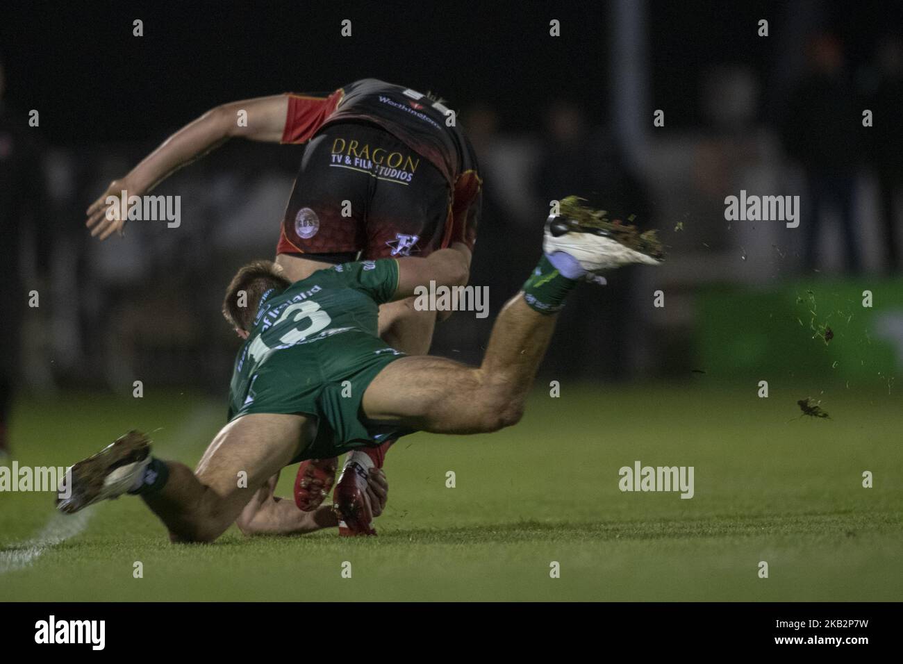 Will Talbot Davies of Dragons affrontato da Kyle Godwin di Connacht durante la Guinness PRO14 partita tra Connacht Rugby e Dragons allo Sportsground di Galway, Irlanda il 3 novembre 2018 (Foto di Andrew Surma/NurPhoto) Foto Stock