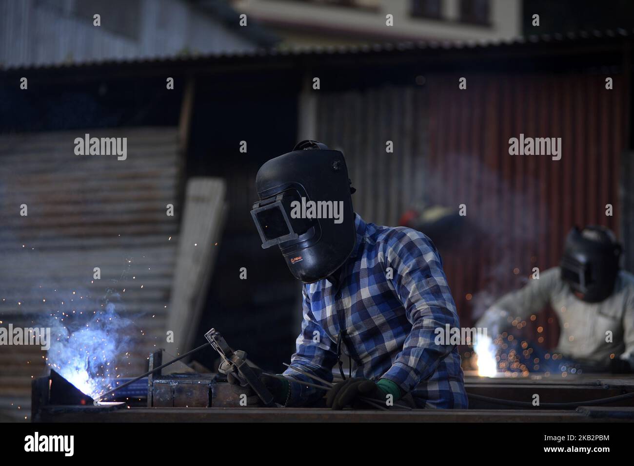 Lavoratori saldatura pilastro di ferro per la Prefab House a Kathmandu, Nepal Domenica, 04 novembre 2018. Hanno usato per guadagnare reddito mensile di NRS. 15.000 (US$ 150). (Foto di Narayan Maharjan/NurPhoto) Foto Stock