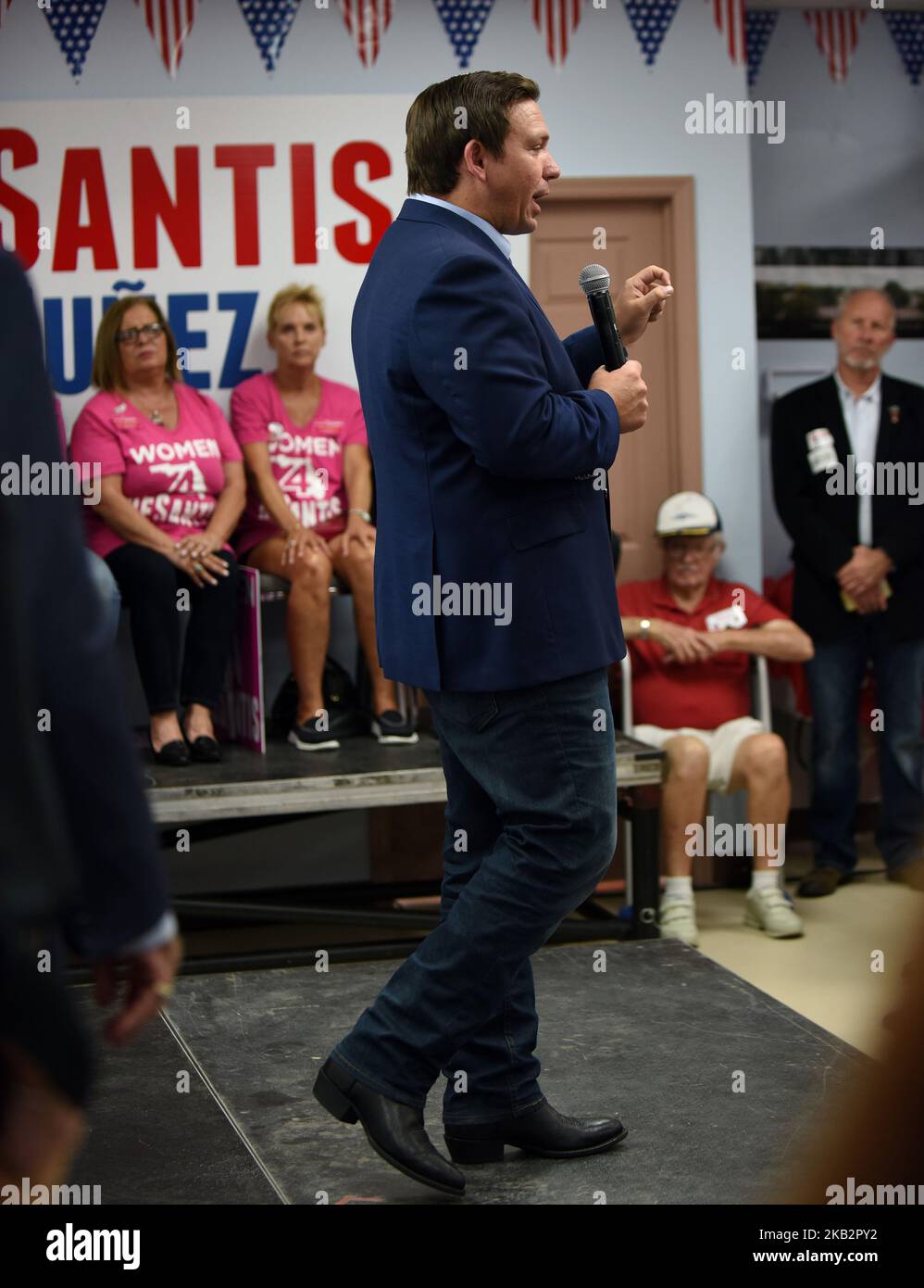 South Daytona Beach, Florida, Stati Uniti - il candidato gubernatorial della Florida Ron DeSantis si rivolge ai sostenitori in un rally di campagna il 4 novembre 2018 presso la sede centrale del Comitato Esecutivo Repubblicano della contea di Volusia a South Daytona Beach, Florida. Con le elezioni a due giorni di distanza, DeSantis è in stretta gara con il suo sfidante democratico, il sindaco di Tallahassee Andrew Gillum. (Foto di Paul Hennessy/NurPhoto) Foto Stock
