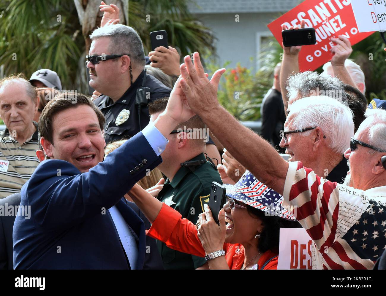 South Daytona Beach, Florida, Stati Uniti - il candidato gubernatorial della Florida Ron DeSantis saluta i sostenitori mentre arriva ad un rally di campagna il 4 novembre 2018 al comitato esecutivo repubblicano della contea di Volusia ufficio della sede centrale a South Daytona Beach, Florida. Con le elezioni a due giorni di distanza, DeSantis è in stretta gara con il suo sfidante democratico, il sindaco di Tallahassee Andrew Gillum. (Foto di Paul Hennessy/NurPhoto) Foto Stock