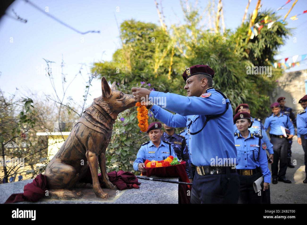 Ispettore Generale della polizia Sarbendra Khanal offre ghirlande di fiori alla statua di cane durante il 50th ° anniversario del Nepal polizia Dog Centre durante Kukur Tihar o Dog Festival come la processione di celebrazioni Tihar a Maharajgunj, Kathmandu, Nepal Martedì, 06 novembre 2018. Tihar è un festival indù celebrato in Nepal per 5 giorni. I nepalesi adorano il cane, nutrono cibo delizioso il secondo giorno del tihar. Il cane è una guardia affidabile dell'essere umano. Tihar segna come la festa delle luci, come la gente decora il loro residente utilizzando vari ghirlande di fiori, lampade ad olio e lampadine colorate. (P Foto Stock
