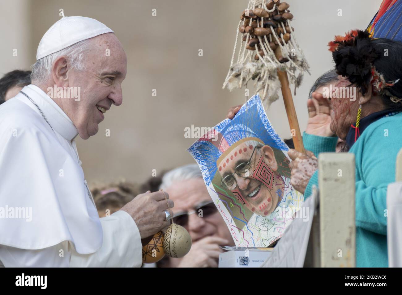 Un indiano indigeno americano tiene una foto composta di Papa Francesco durante l'udienza generale settimanale del 7 novembre 2018 in Piazza San Pietro in Vaticano. (Foto di massimo Valicchia/NurPhoto) Foto Stock