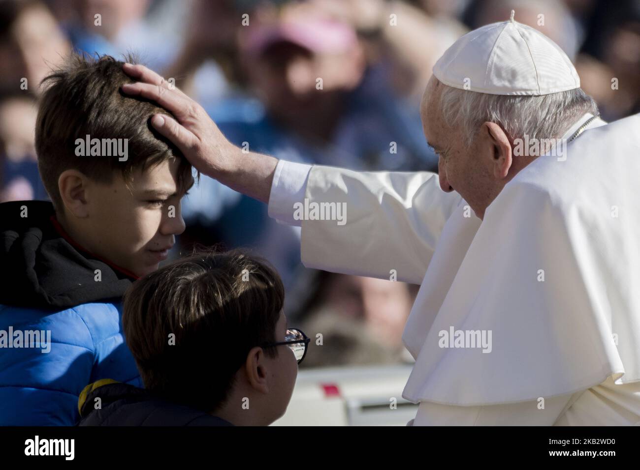 Papa Francesco carezza un bambino mentre arriva per la sua udienza generale settimanale in Piazza San Pietro, in Vaticano, mercoledì 7 novembre 2018. (Foto di massimo Valicchia/NurPhoto) Foto Stock