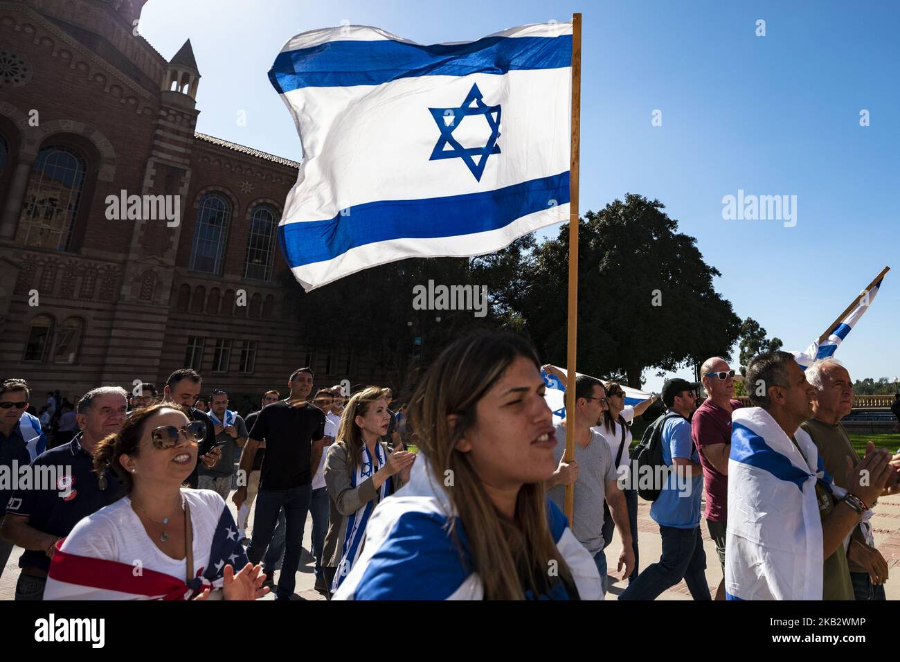 I membri della comunità ebraica e i loro alleati protestano contro l'antisemitismo e contro la prossima conferenza degli studenti nazionali per la giustizia in Palestina presso il campus dell'UCLA a Los Angeles, California, il 6 novembre 2018. Il Consiglio comunale di Los Angeles ha invitato l'UCLA a cancellare la conferenza NSJP per timore che essa promuoverà l'antisemitismo. (Foto di Ronen Tivony/NurPhoto) Foto Stock