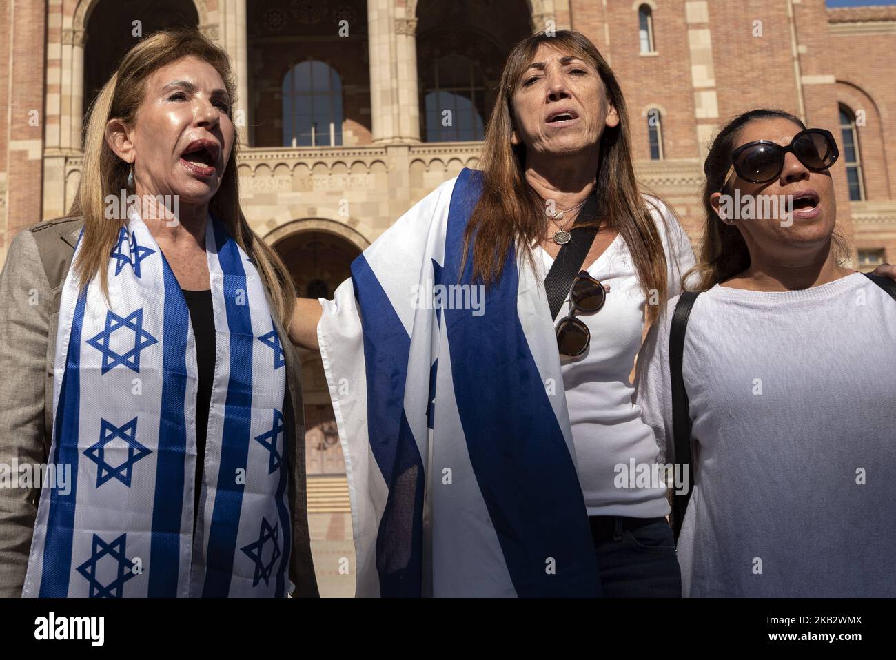 I membri della comunità ebraica e i loro alleati protestano contro l'antisemitismo e contro la prossima conferenza degli studenti nazionali per la giustizia in Palestina presso il campus dell'UCLA a Los Angeles, California, il 6 novembre 2018. Il Consiglio comunale di Los Angeles ha invitato l'UCLA a cancellare la conferenza NSJP per timore che essa promuoverà l'antisemitismo. (Foto di Ronen Tivony/NurPhoto) Foto Stock