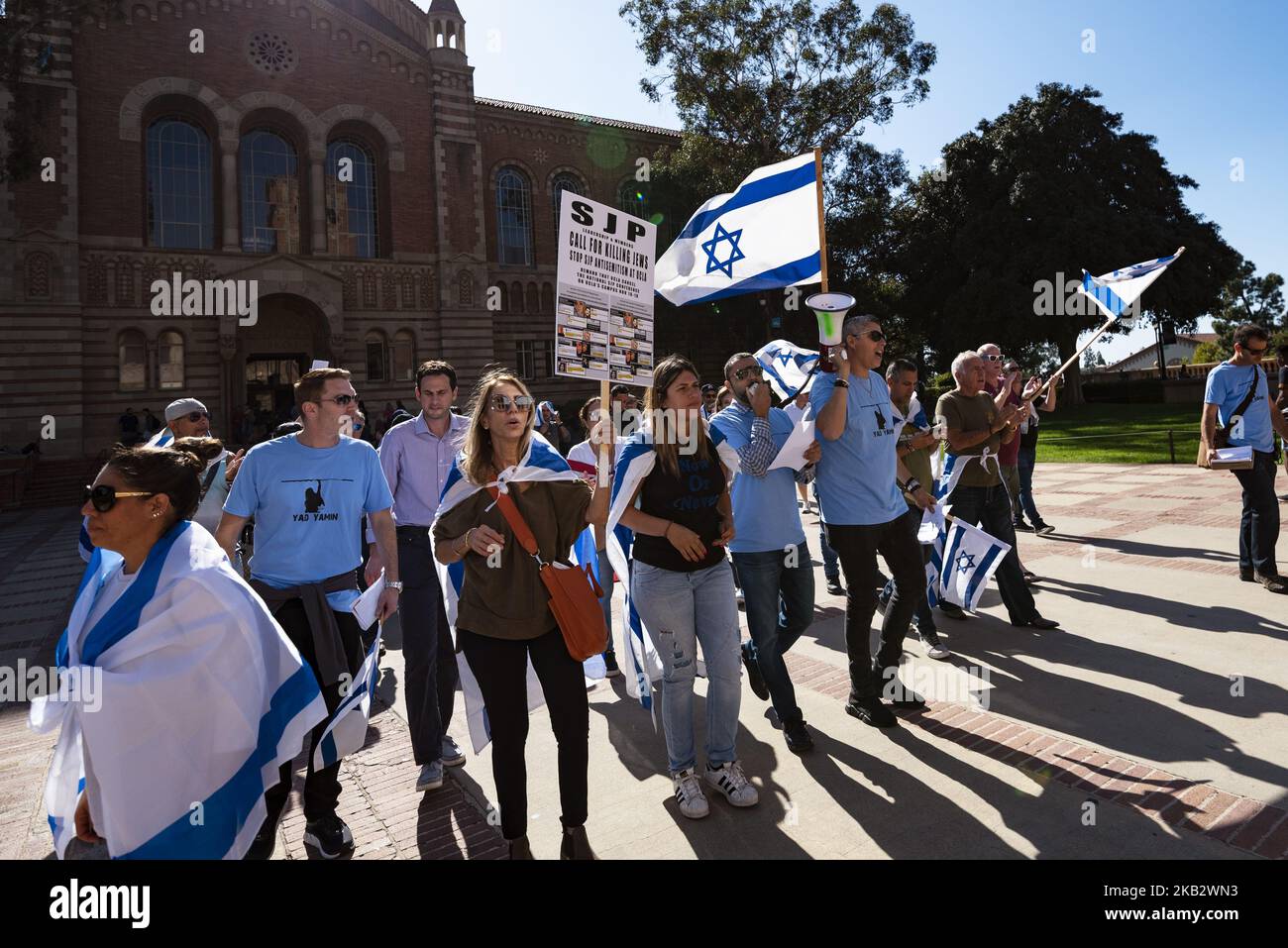 I membri della comunità ebraica e i loro alleati protestano contro l'antisemitismo e contro la prossima conferenza degli studenti nazionali per la giustizia in Palestina presso il campus dell'UCLA a Los Angeles, California, il 6 novembre 2018. Il Consiglio comunale di Los Angeles ha invitato l'UCLA a cancellare la conferenza NSJP per timore che essa promuoverà l'antisemitismo. (Foto di Ronen Tivony/NurPhoto) Foto Stock