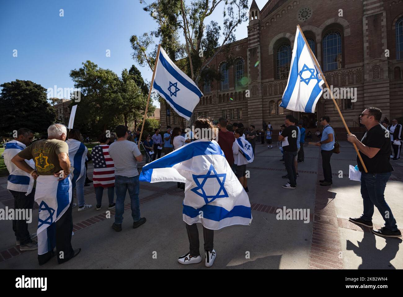 I membri della comunità ebraica e i loro alleati protestano contro l'antisemitismo e contro la prossima conferenza degli studenti nazionali per la giustizia in Palestina presso il campus dell'UCLA a Los Angeles, California, il 6 novembre 2018. Il Consiglio comunale di Los Angeles ha invitato l'UCLA a cancellare la conferenza NSJP per timore che essa promuoverà l'antisemitismo. (Foto di Ronen Tivony/NurPhoto) Foto Stock