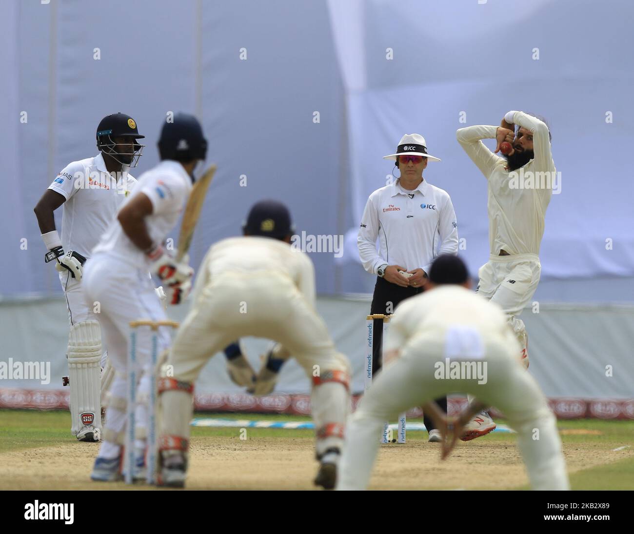 Il cricket inglese Moeen Ali consegna una palla durante il gioco di 2nd giorni della prima partita di cricket di prova tra Sri Lanka e Inghilterra allo stadio di cricket internazionale di Galle, Galle, Sri Lanka. 11-07-2018 (Foto di Tharaka Basnayaka/NurPhoto) Foto Stock