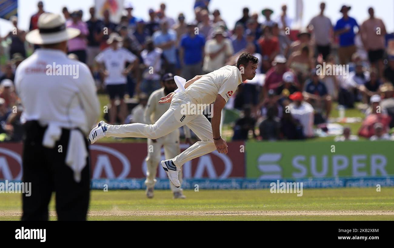 Il cricket inglese James Anderson consegna una palla durante il gioco di 2nd giorni della prima partita di cricket di prova tra lo Sri Lanka e l'Inghilterra allo stadio di cricket internazionale di Galle, Galle, Sri Lanka. 11-07-2018 (Foto di Tharaka Basnayaka/NurPhoto) Foto Stock