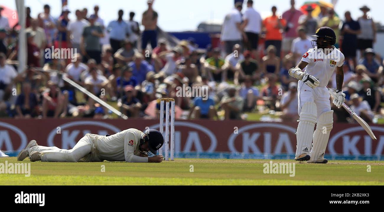 Il cricketer dello Sri Lanka Niroshan Dickwella guarda come il cricketer inglese Rory Burns (L) si trova giù dopo essere stato colpito durante il gioco di 2nd giorni della prima partita di cricket di prova tra lo Sri Lanka e l'Inghilterra allo stadio di cricket internazionale di Galle, Galle, Sri Lanka. 11-07-2018 (Foto di Tharaka Basnayaka/NurPhoto) Foto Stock