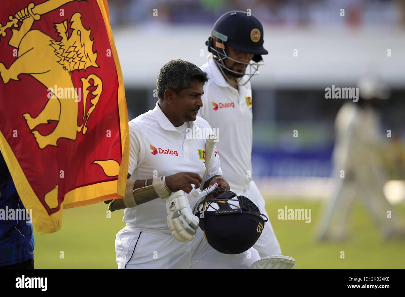 Lo Sri Lanka Cricketer Rangana Herath torna al padiglione dopo il suo licenziamento durante il gioco di 2nd giorni della prima partita di cricket di prova tra lo Sri Lanka e l'Inghilterra allo stadio di cricket Galle International, Galle, Sri Lanka. 11-07-2018 (Foto di Tharaka Basnayaka/NurPhoto) Foto Stock