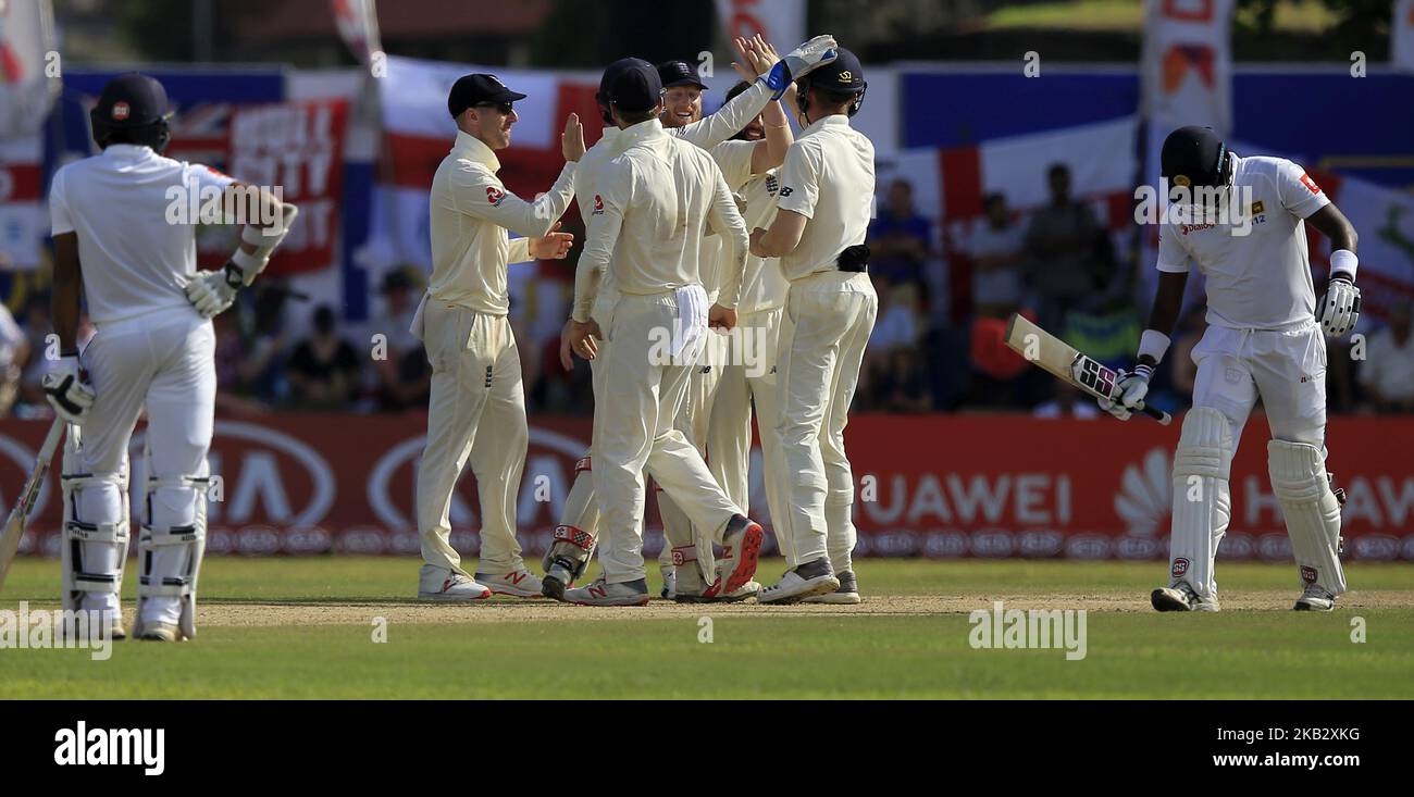 Inghilterra cricketers celebra come Angelo Mathews cricketer Sri Lanka cammina indietro dopo il suo licenziamento durante il gioco di 2nd giorni della prima partita di cricket di prova tra Sri Lanka e Inghilterra allo stadio di cricket Galle International, Galle, Sri Lanka. 11-07-2018 (Foto di Tharaka Basnayaka/NurPhoto) Foto Stock