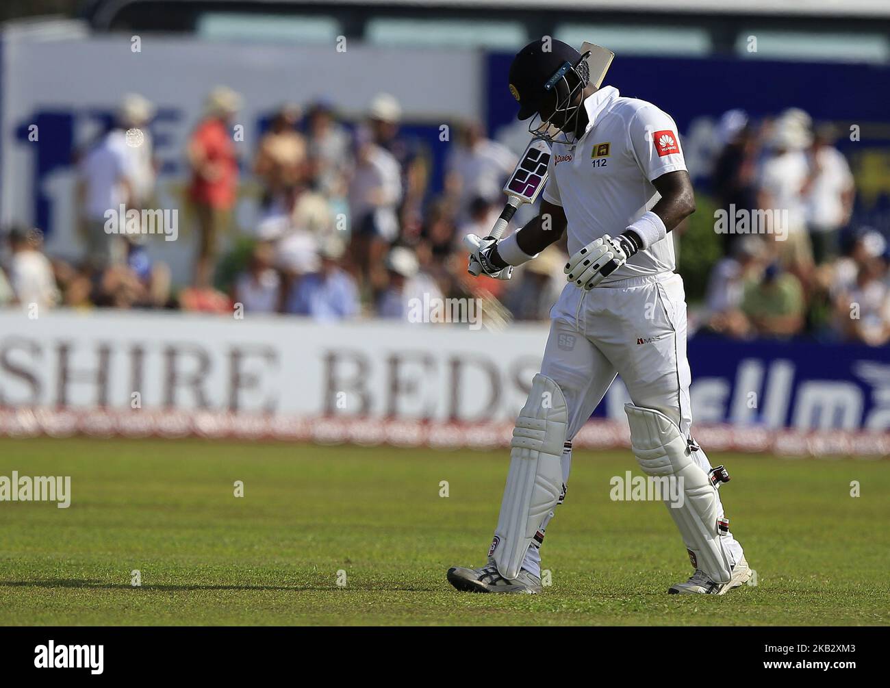 Angelo Mathews, cricket dello Sri Lanka, torna indietro dopo il suo licenziamento durante il gioco di 2nd giorni della prima partita di cricket di prova tra Sri Lanka e Inghilterra allo stadio di cricket internazionale di Galle, Galle, Sri Lanka. 11-07-2018 (Foto di Tharaka Basnayaka/NurPhoto) Foto Stock