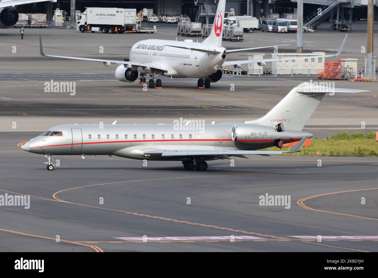 Tokyo, Giappone - 11 agosto 2021: VistaJet Bombardier Global 6000 (9H-VJO) business jet taxiing all'aeroporto internazionale di Tokyo. Foto Stock