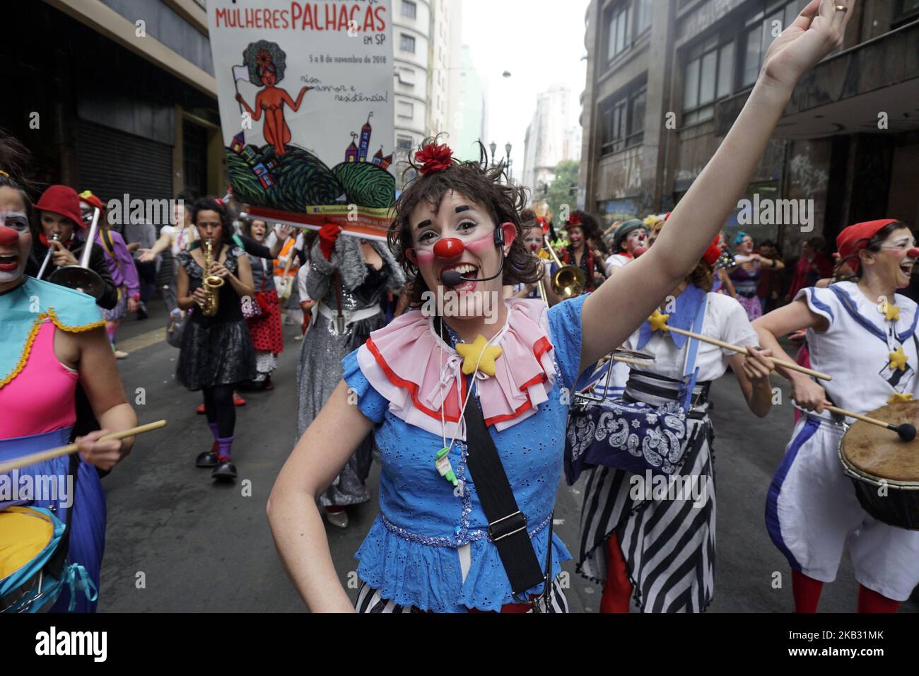 I clown femminili partecipano alla sfilata "Risate, Love and Resistance" attraverso le strade del centro storico di Sao Paulo, Brasile, il 9 novembre 2018 durante l'incontro Internazionale dei clown femminili. Circa 50 clown hanno lasciato le strade del centro di Sao Paulo a 'palhacear', prendendo lo spazio pubblico come un anello e se collegato alla città in un modo intenso, artistico e critico! (Foto di Cris FAGA/NurPhoto) Foto Stock