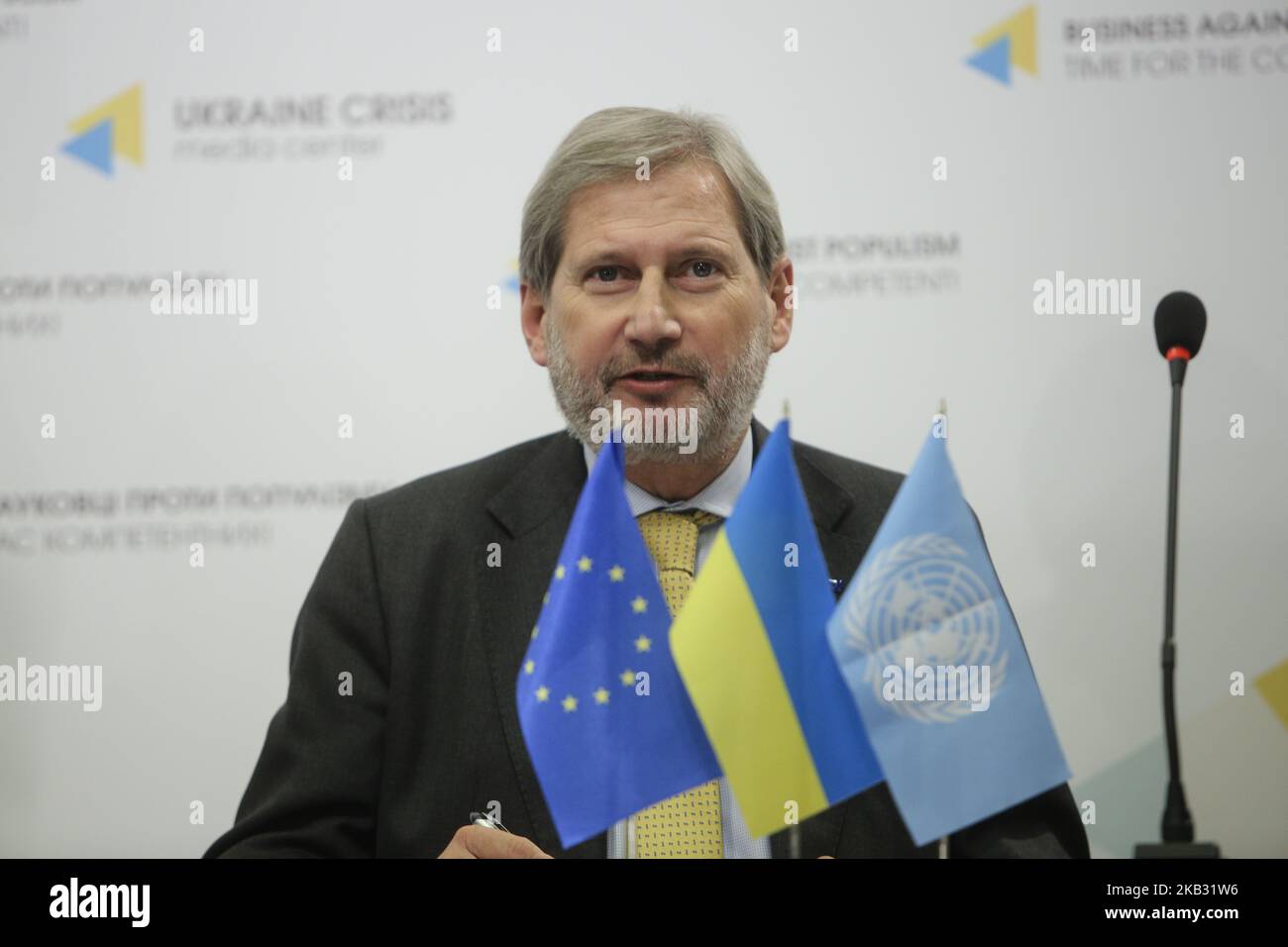 Il commissario per la politica europea di vicinato e i negoziati di allargamento Johannes Hahn parla ai suoi colleghi dopo il suo incontro ufficiale con Artem Sytnyk, direttore dell'Ufficio nazionale per la lotta alla corruzione dell'Ucraina (NABU) a Kiev, Ucraina, novembre 9,2018 (Foto di Sergii Kharchenko/NurPhoto) Foto Stock