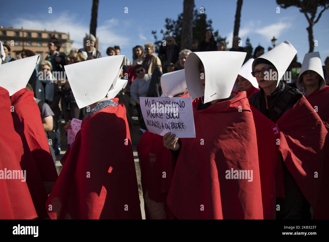 Le donne vestite come fanciulle fanno una protesta nel centro di Roma il 10 novembre 2018. Centinaia di donne si sono riunite per protestare contro il cosiddetto progetto di legge Pillon, proposto dal senatore del partito della Lega Nord Simone Pillon, volto a modificare le regole sulla separazione delle coppie e sulla custodia dei bambini (Foto di Christian Minelli/NurPhoto) Foto Stock