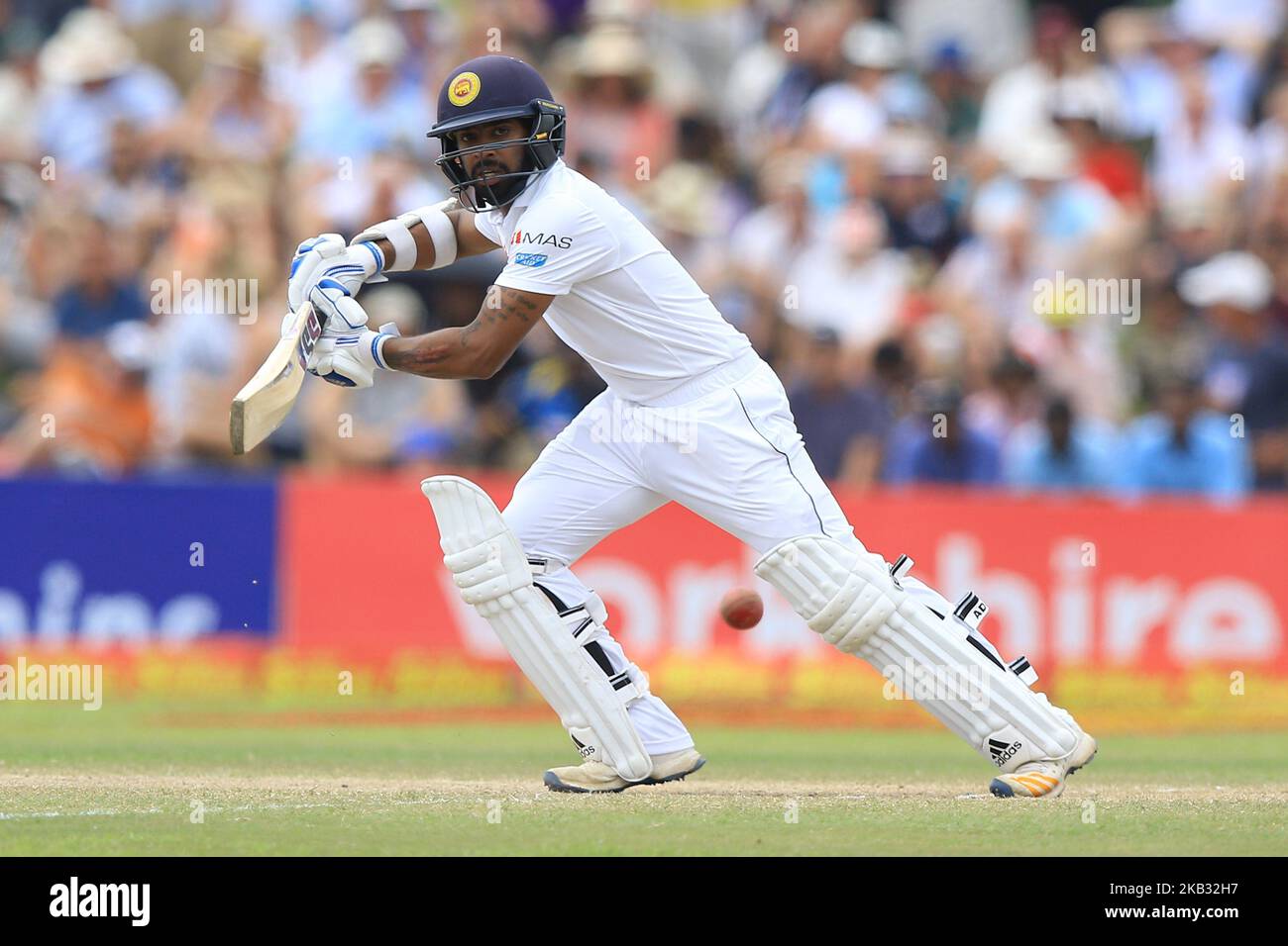 Il cricket dello Sri Lanka Niroshan Dickwella gioca un colpo durante il gioco di 4th giorni della prima partita di cricket di prova tra lo Sri Lanka e l'Inghilterra allo stadio di cricket internazionale di Galle, Galle, Sri Lanka, il 9 novembre 2018. (Foto di Tharaka Basnayaka/NurPhoto) Foto Stock