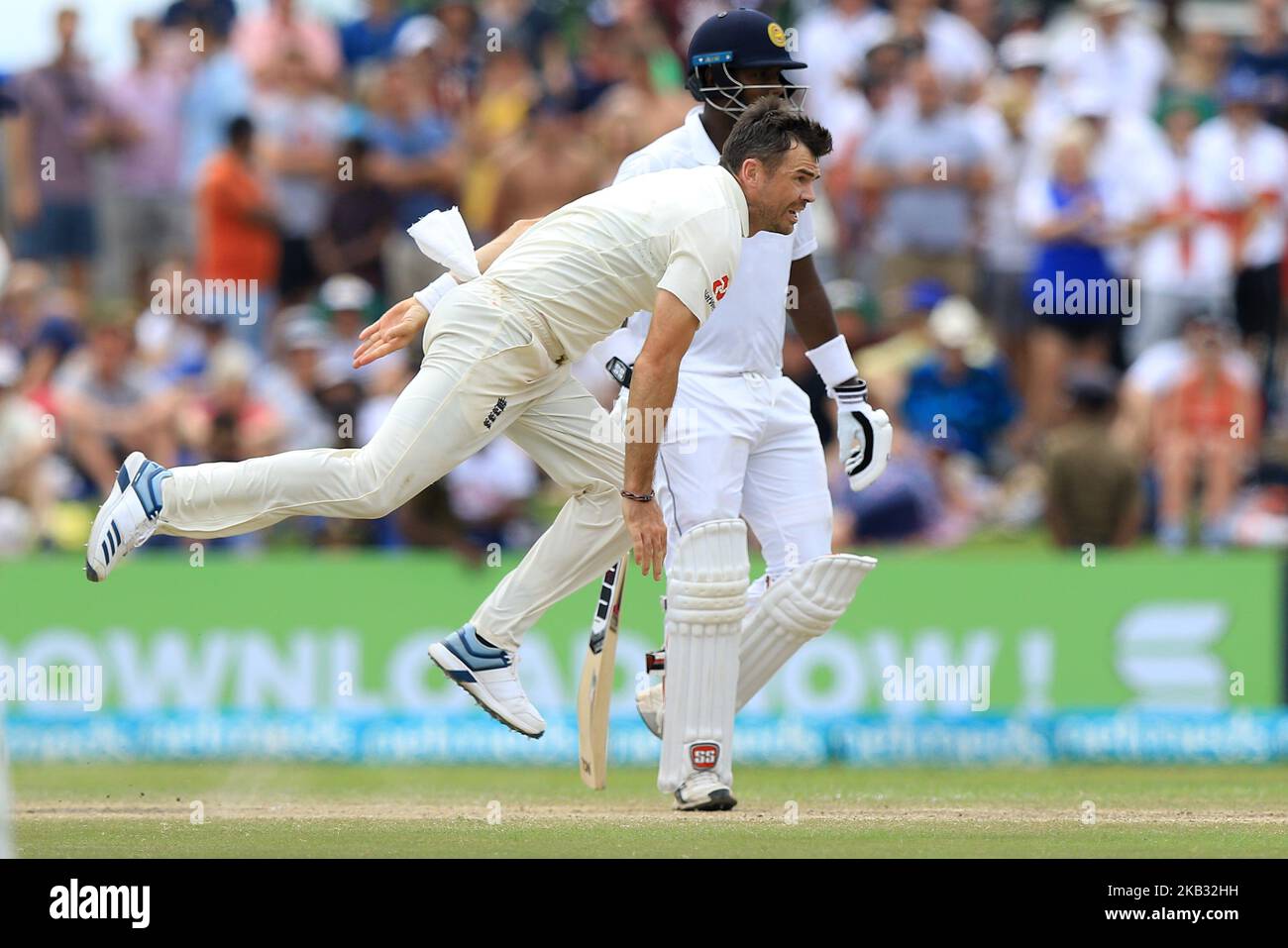Il cricket dello Sri Lanka Niroshan Dickwella gioca un colpo durante il gioco di 4th giorni della prima partita di cricket di prova tra lo Sri Lanka e l'Inghilterra allo stadio di cricket internazionale di Galle, Galle, Sri Lanka, il 9 novembre 2018. (Foto di Tharaka Basnayaka/NurPhoto) Foto Stock