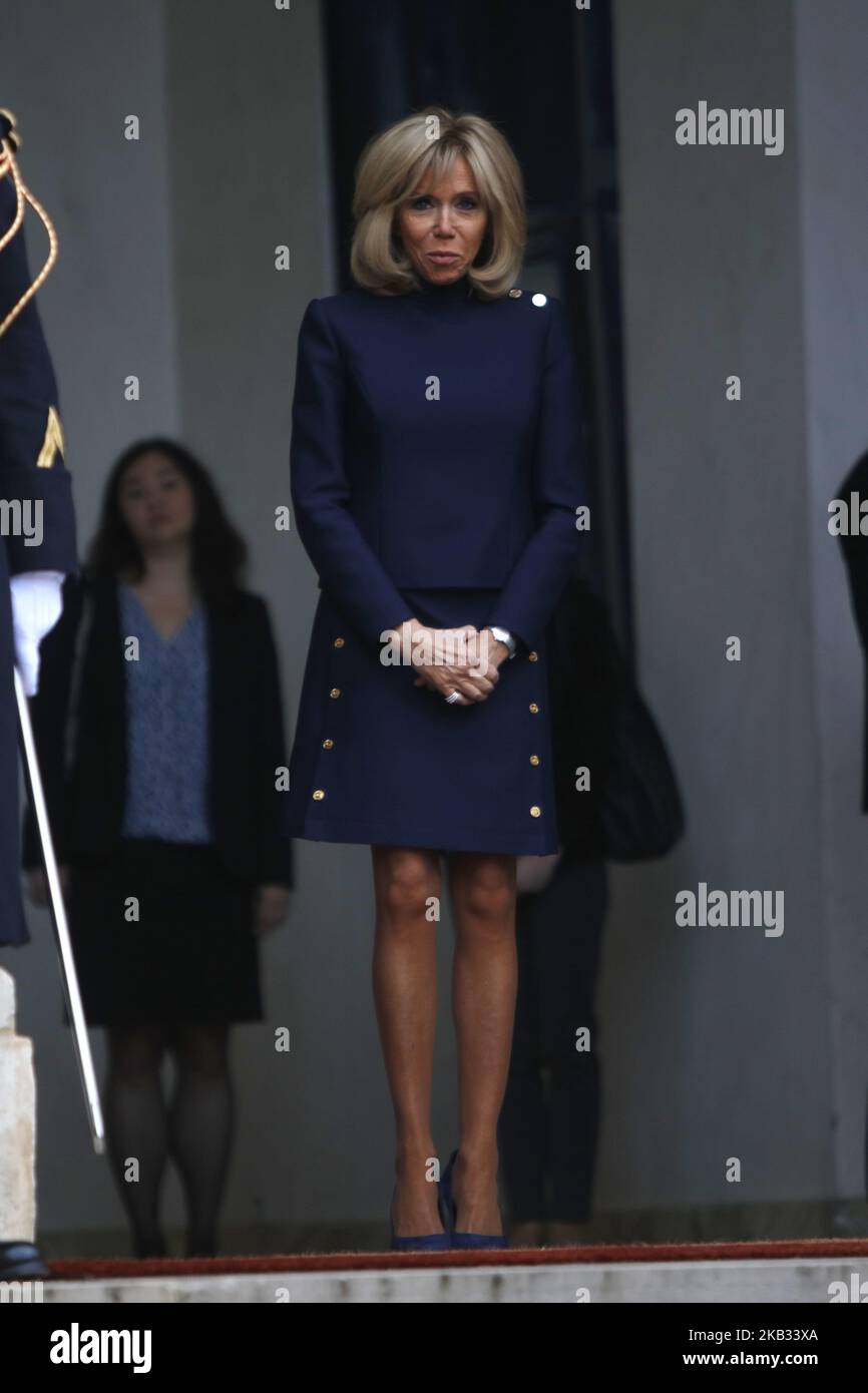 La moglie del presidente francese Brigitte Macron, arriva al Palazzo Elysee di Parigi il 10 novembre 2018 per un incontro di commemorazioni che segna il 100th° anniversario dell'armistizio del 11 novembre 1918, che ha posto fine alla guerra mondiale. (Foto di Mehdi Taamallah / NurPhoto) (Foto di Mehdi Taamallah/NurPhoto) Foto Stock