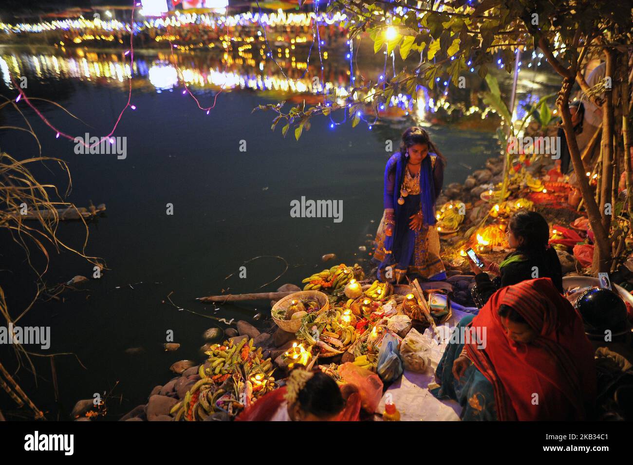 I devoti nepalesi che offrono la preghiera rituale durante il Chhath Puja Festival a Kamal Pokhari, Kathmandu, Nepal, martedì 13 novembre 2018. Chhath Puja Festival, il culto del Dio Sole, è comune nella regione del Nepal Terai ed è celebrato a Kathmandu, dalle comunità di Terai e in India. Il culto deve essere basato su uno stagno, fiume o qualsiasi fonte d'acqua, secondo la tradizione religiosa. (Foto di Narayan Maharjan/NurPhoto) Foto Stock