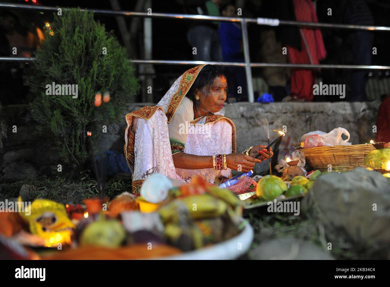 Il devoto nepalese offre bastoni Fragrances durante il Chhath Puja Festival a Kamal Pokhari, Kathmandu, Nepal, martedì 13 novembre 2018. Chhath Puja Festival, il culto del Dio Sole, è comune nella regione del Nepal Terai ed è celebrato a Kathmandu, dalle comunità di Terai e in India. Il culto deve essere basato su uno stagno, fiume o qualsiasi fonte d'acqua, secondo la tradizione religiosa. (Foto di Narayan Maharjan/NurPhoto) Foto Stock