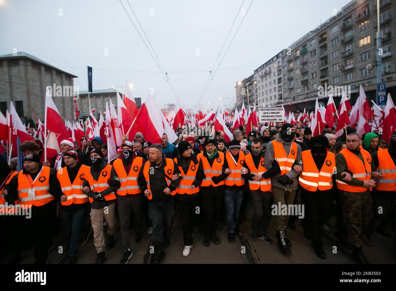 Centinaia di migliaia di persone marciano per celebrare l'indipendenza polacca a Varsavia il 11 novembre 2018 a Varsavia, Polonia (Foto di Jakub Wlodek/NurPhoto) Foto Stock