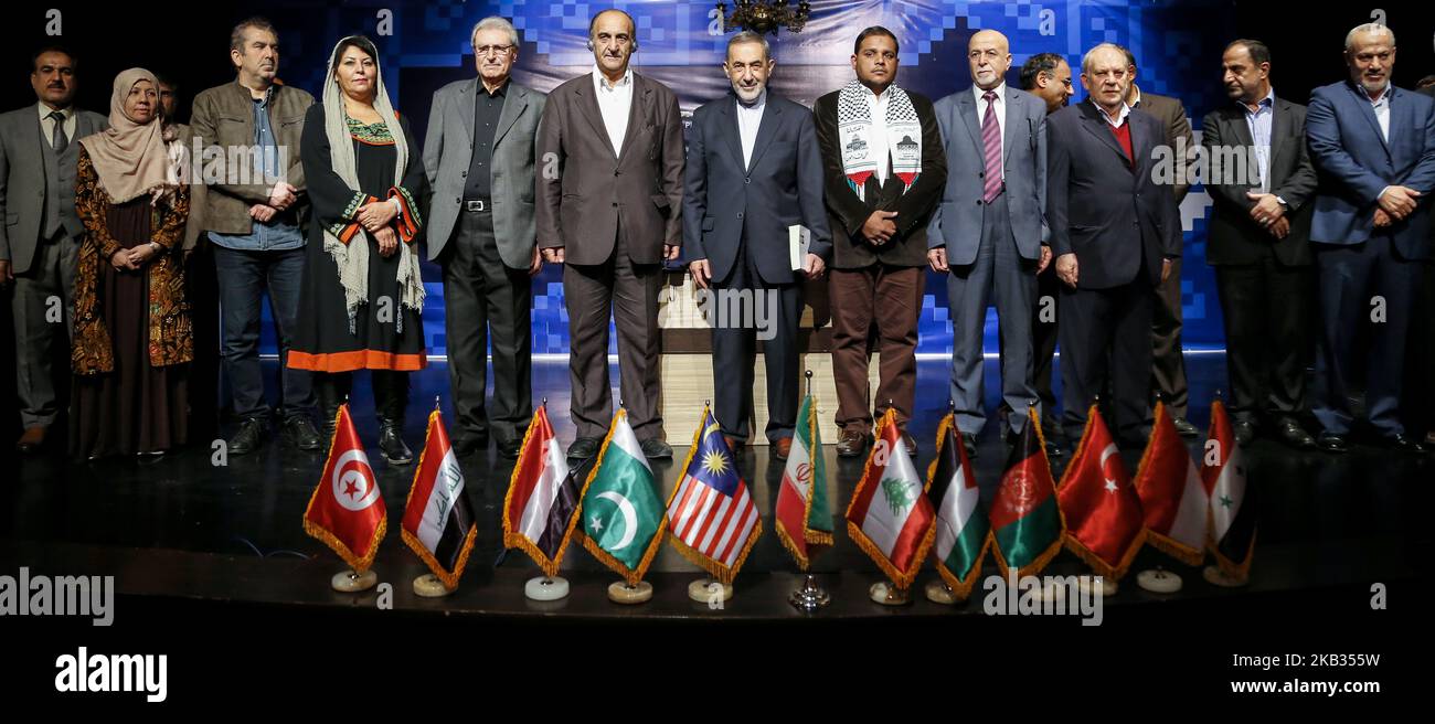 I partecipanti si presentano per una foto di gruppo durante il Seminario globale delle unioni di Pro-Moqawama e resistenza Autori ed Editori a Teheran-Iran il 14 novembre 2018. (Foto di Rouzbeh Fouladi/NurPhoto) Foto Stock