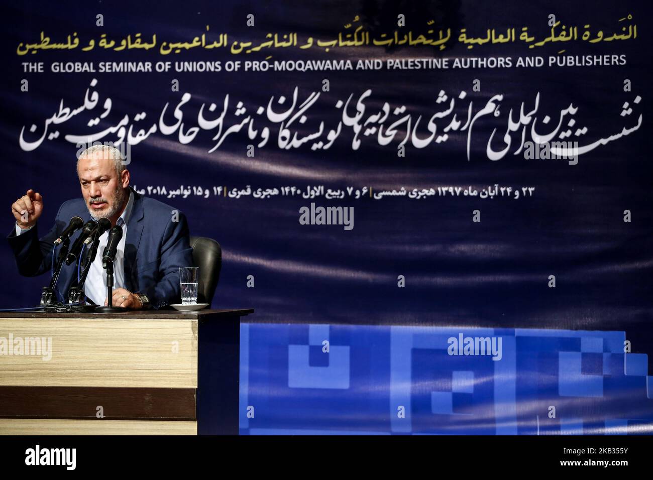 Rappresentante del movimento islamico della Jihad della Palestina in Iran Nasser Abu Sharif parla durante il Seminario globale delle unioni di Pro-Moqawama e degli autori e editori della resistenza a Teheran-Iran il 14 novembre 2018. (Foto di Rouzbeh Fouladi/NurPhoto) Foto Stock