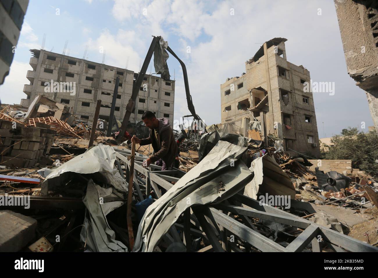 Un palestinese sorge tra le macerie dell'edificio che ospita la stazione televisiva al-Aqsa TV, gestita da Hamas, distrutta da uno sciopero aereo israeliano all'inizio di questa settimana, nella striscia di Gaza il 15 novembre 2018. (Foto di Majdi Fathi/NurPhoto) Foto Stock