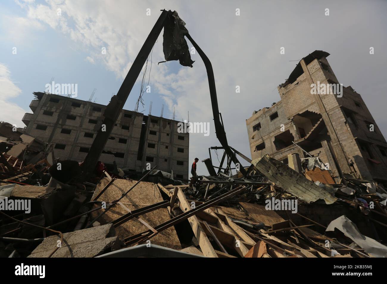 Un palestinese sorge tra le macerie dell'edificio che ospita la stazione televisiva al-Aqsa TV, gestita da Hamas, distrutta da uno sciopero aereo israeliano all'inizio di questa settimana, nella striscia di Gaza il 15 novembre 2018. (Foto di Majdi Fathi/NurPhoto) Foto Stock