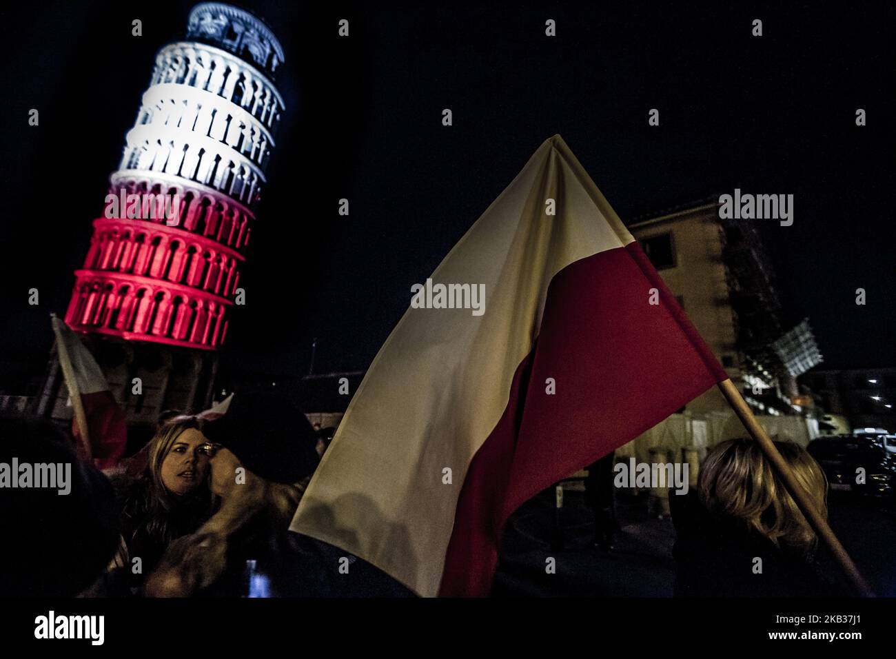 Il 16 novembre 2018 alle ore 19,00 a Pisa, in Piazza del Miracolo, la torre di Pisa è stata illuminata con i colori della bandiera polacca per celebrare il secolo dell'indipendenza del paese. (Foto di Enrico Mattia del Punta/NurPhoto) Foto Stock