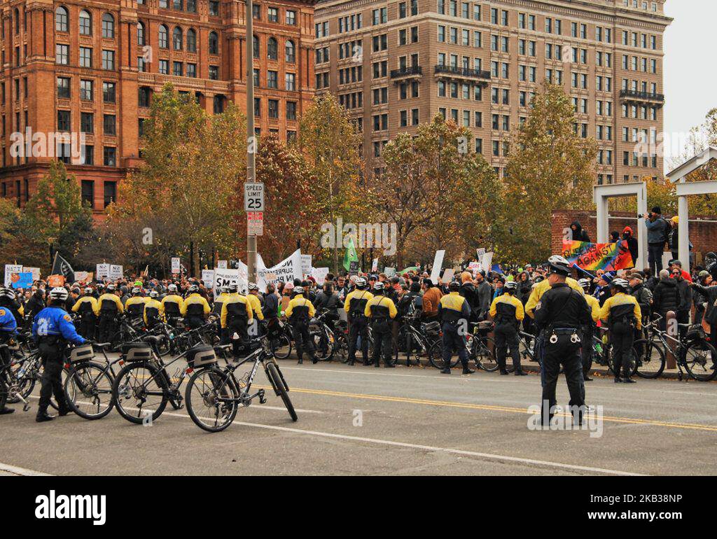 La polizia tiene un incontro di conservatori auto-descritti e un gruppo di contromostanti separati su Independence Mall il 17 novembre 2018 a Filadelfia, Pennsylvania. Era cresciuta la preoccupazione che il cosiddetto raduno "noi il popolo", che gli organizzatori hanno descritto come un evento per celebrare la Costituzione americana, potesse attrarre supremacisti bianchi o membri di altri gruppi di odio. A partire dal sabato pomeriggio, i partecipanti al rally sono stati di gran lunga superati dai manifestanti del contatore appoggiato a sinistra sotto una pesante presenza della polizia. (Foto di Cory Clark/NurPhoto) Foto Stock