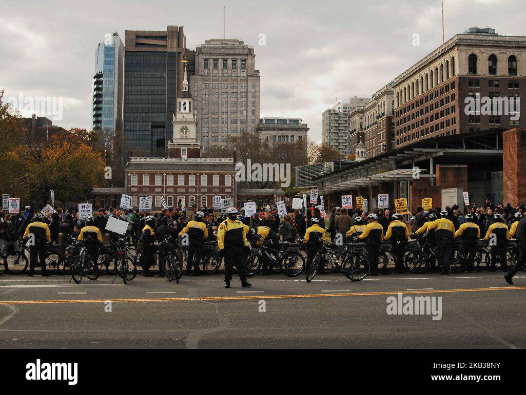 La polizia tiene un incontro di conservatori auto-descritti e un gruppo di contromostanti separati su Independence Mall il 17 novembre 2018 a Filadelfia, Pennsylvania. Era cresciuta la preoccupazione che il cosiddetto raduno "noi il popolo", che gli organizzatori hanno descritto come un evento per celebrare la Costituzione americana, potesse attrarre supremacisti bianchi o membri di altri gruppi di odio. A partire dal sabato pomeriggio, i partecipanti al rally sono stati di gran lunga superati dai manifestanti del contatore appoggiato a sinistra sotto una pesante presenza della polizia. (Foto di Cory Clark/NurPhoto) Foto Stock