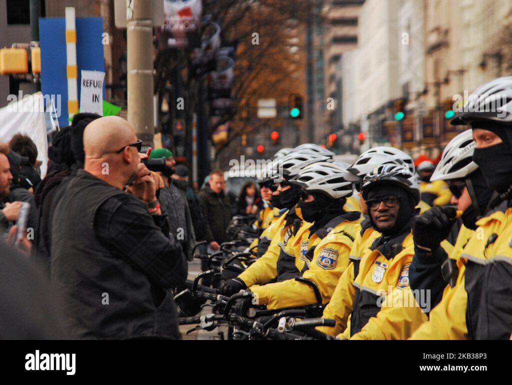 La polizia tiene un incontro di conservatori auto-descritti e un gruppo di contromostanti separati su Independence Mall il 17 novembre 2018 a Filadelfia, Pennsylvania. Era cresciuta la preoccupazione che il cosiddetto raduno "noi il popolo", che gli organizzatori hanno descritto come un evento per celebrare la Costituzione americana, potesse attrarre supremacisti bianchi o membri di altri gruppi di odio. A partire dal sabato pomeriggio, i partecipanti al rally sono stati di gran lunga superati dai manifestanti del contatore appoggiato a sinistra sotto una pesante presenza della polizia. (Foto di Cory Clark/NurPhoto) Foto Stock