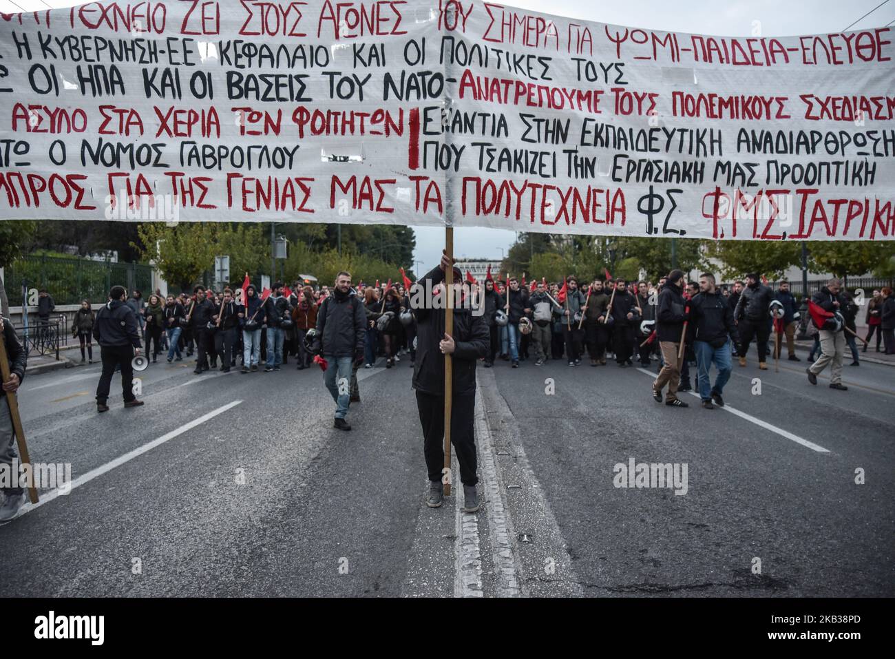 Migliaia di persone partecipano a una marcia nel centro di Atene il 17 novembre 2018, durante una manifestazione annuale presso l'ambasciata americana, commemorando la rivolta studentesca del 1973 che ha contribuito a rovesciare la giunta greca sostenuta dagli Stati Uniti, ad Atene, in Grecia, il 17 novembre 2018. (Foto di Dimitris Lampropoulos/NurPhoto) Foto Stock