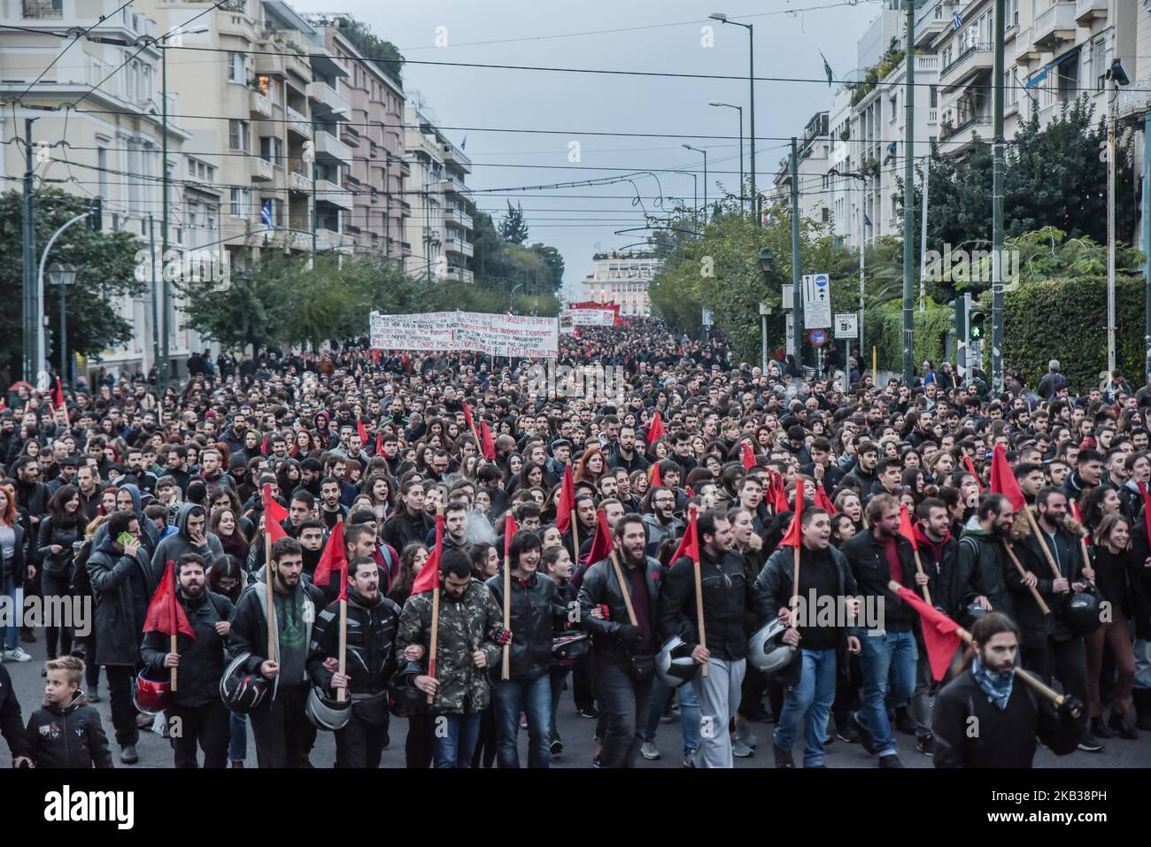 Migliaia di persone partecipano a una marcia nel centro di Atene il 17 novembre 2018, durante una manifestazione annuale presso l'ambasciata americana, commemorando la rivolta studentesca del 1973 che ha contribuito a rovesciare la giunta greca sostenuta dagli Stati Uniti, ad Atene, in Grecia, il 17 novembre 2018. (Foto di Dimitris Lampropoulos/NurPhoto) Foto Stock