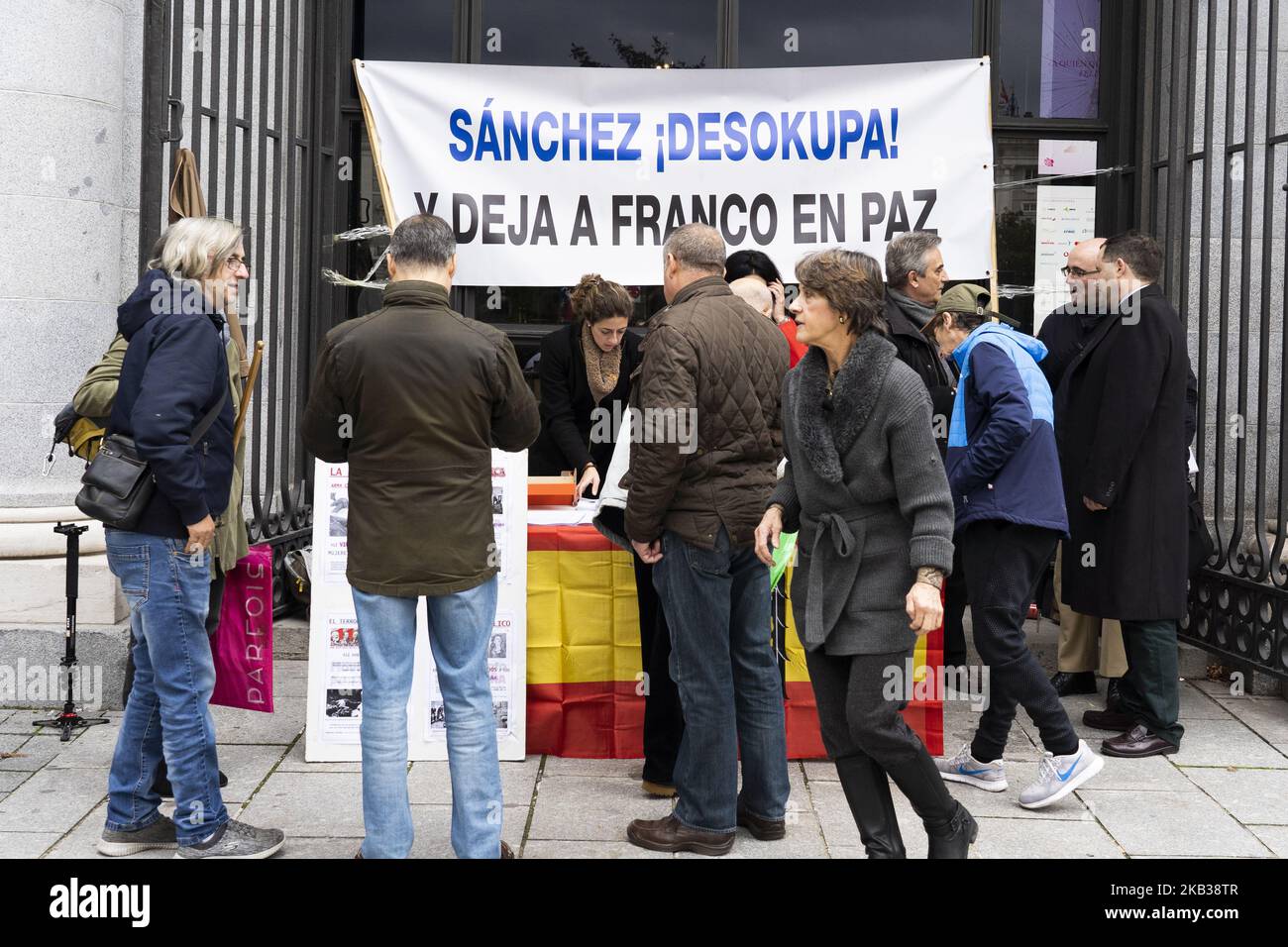 Un rally che commemora il 43rd° anniversario della morte dell'ex dittatore spagnolo Francisco Franco a Plaza de Oriente il 18 novembre 2018 a Madrid, Spagna. Il generale Francisco Franco Bahamonde fu il dittatore della Spagna dal 1939, dopo la fine della guerra civile spagnola, fino alla sua morte nel 1975. Il suo regime fascista fu sostenuto dalla Germania nazista e da Mussolini in Italia (Foto di Oscar Gonzalez/NurPhoto) Foto Stock