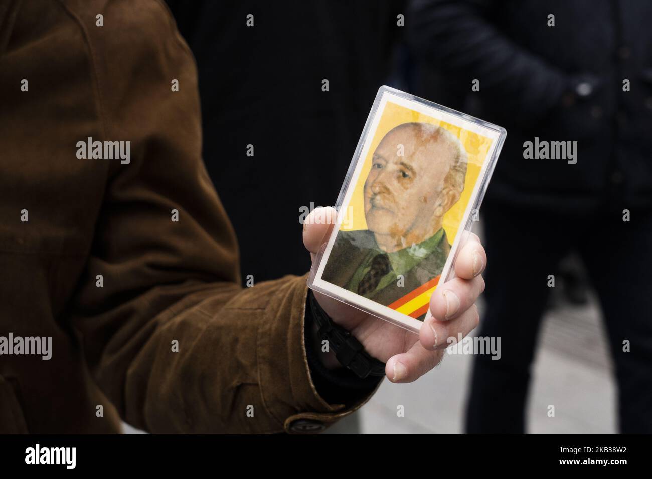 Un rally che commemora il 43rd° anniversario della morte dell'ex dittatore spagnolo Francisco Franco a Plaza de Oriente il 18 novembre 2018 a Madrid, Spagna. Il generale Francisco Franco Bahamonde fu il dittatore della Spagna dal 1939, dopo la fine della guerra civile spagnola, fino alla sua morte nel 1975. Il suo regime fascista fu sostenuto dalla Germania nazista e da Mussolini in Italia (Foto di Oscar Gonzalez/NurPhoto) Foto Stock