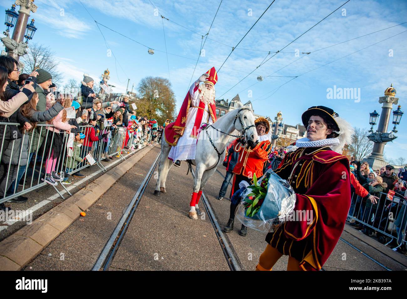 San Nicola, a cavallo Amerigo il 18th 2018 novembre ad Amsterdam, Olanda. Con più di un chilometro di carri e barche, Amsterdam ospita la più grande parata di San Nicola del mondo. Sinterklaas naviga in città la domenica di metà novembre con 600 Pieten e un sacco di pepernoten (piccoli biscotti speziati), accolti da oltre 400.000 spettatori che fiancheggiano i canali. La leggenda beared bianca tradizionalmente fa il suo ingresso spettacolare nella città navigando lungo il fiume Amstel e seguendo un percorso attraverso la città passando il Nieuwe Amstelbrug, Torontobrug, il Hoge Sluis vicino al Foto Stock