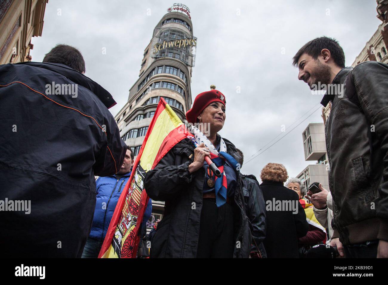 I sostenitori del generale Franco si riuniscono per commemorare il 43rd° anniversario della morte del dittatore a Plaza de Oriente il 18 novembre 2018 a Madrid, Spagna. Il generale Francisco Franco Bahamonde fu il dittatore della Spagna dal 1939, dopo la fine della guerra civile spagnola, fino alla sua morte nel 1975. Il suo regime fascista fu sostenuto dalla Germania nazista e da Mussolini in Italia. (Foto di Alvaro Fuente/NurPhoto) Foto Stock