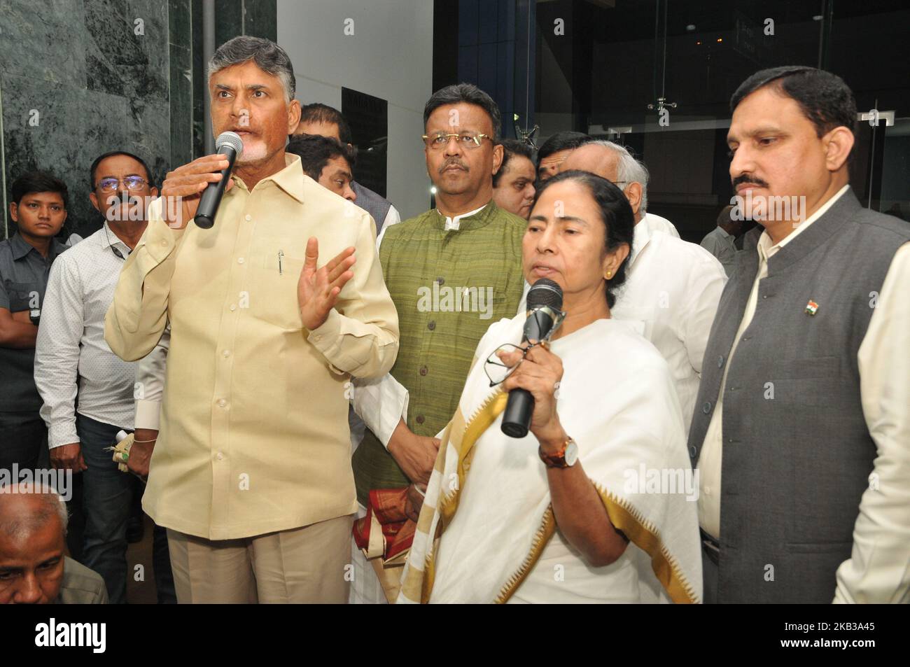 Andhra Pradesh Chief Minister Chandrabu Naidu si incontra oggi al Chief Minister del Bengala Occidentale Mamata Banerjee e dopo la riunione congiunta conferenze stampa, la riunione del 22 novembre si concentrerà sulla forma e la struttura del proposto forum anti-Bharatiya Janata Party (BJP) e su una linea d'azione per portare avanti l'iniziativa più ulteriormente. Inoltre, sarà elaborato un piano d'azione per combattere il governo Narendra modi sulle sue presunte politiche anti-persone, come l'uso di agenzie ufficiali come l'Ufficio Centrale delle indagini (CBI) e il dipartimento delle imposte sul reddito per regolare i punteggi con i rivali politici, Foto Stock