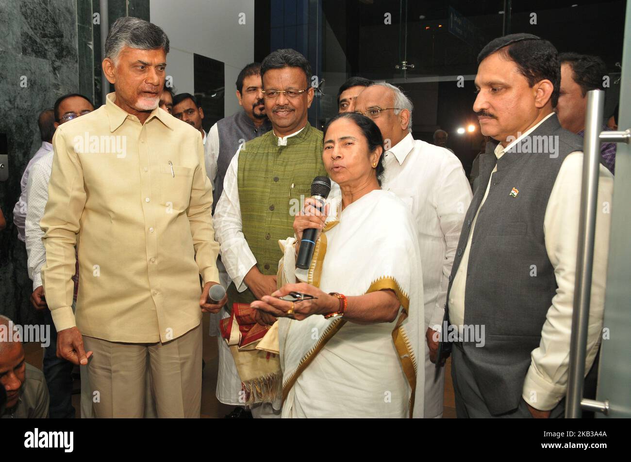 Andhra Pradesh Chief Minister Chandrabu Naidu si incontra oggi al Chief Minister del Bengala Occidentale Mamata Banerjee e dopo la riunione congiunta conferenze stampa, la riunione del 22 novembre si concentrerà sulla forma e la struttura del proposto forum anti-Bharatiya Janata Party (BJP) e su una linea d'azione per portare avanti l'iniziativa più ulteriormente. Inoltre, sarà elaborato un piano d'azione per combattere il governo Narendra modi sulle sue presunte politiche anti-persone, come l'uso di agenzie ufficiali come l'Ufficio Centrale delle indagini (CBI) e il dipartimento delle imposte sul reddito per regolare i punteggi con i rivali politici, Foto Stock