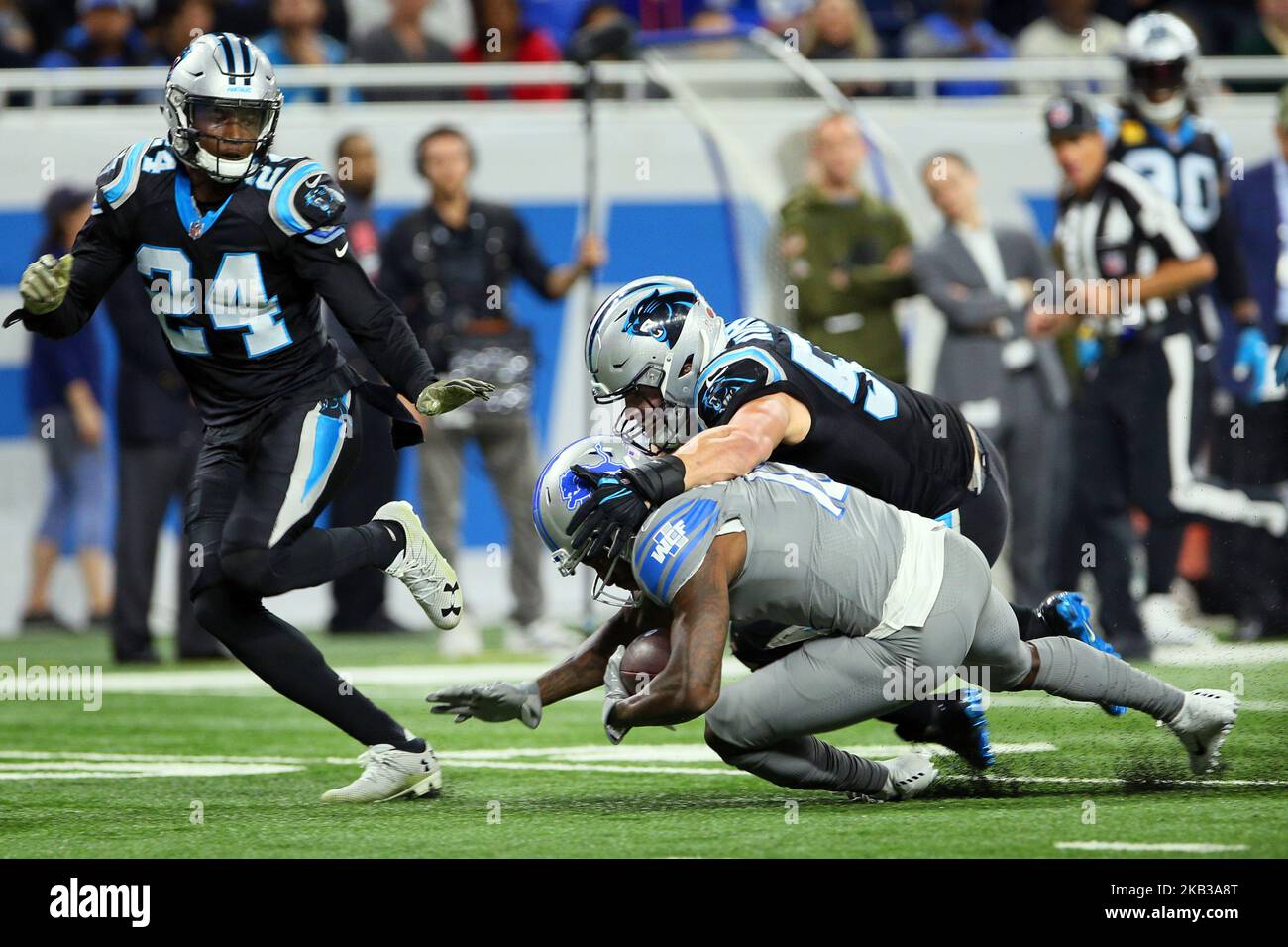 Il ricevitore dei Detroit Lions Bruce Ellington (12) viene saccheggiato dal centrocampista Luke Kuechly Carolina Panthers (59) durante la seconda metà di una partita di football contro i Carolina Panthers a Detroit, Michigan USA, domenica 18 novembre 2018. (Foto di Amy Lemus/NurPhoto) Foto Stock